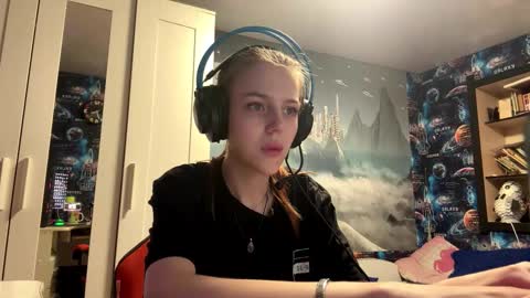 Snapshot of melonygriffen chatting on October 10, 12:33 pm Hi Im Aria 18 years old online show from October 10, 12:33 pm
