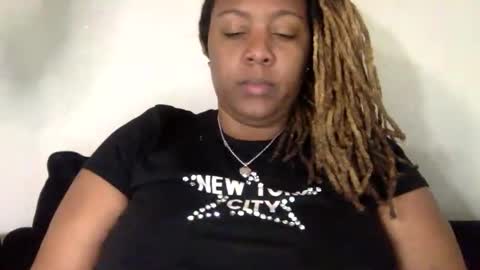 mercedesbuxxx online show from November 22, 7:34 pm