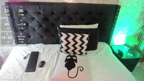 Snapshot of mhonikabelucci__1 chatting on February 12, 1:19 am Mhonika online show from February 12, 1:19 am