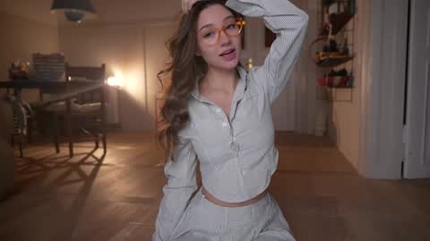 Mia online show from October 29, 6:09 pm