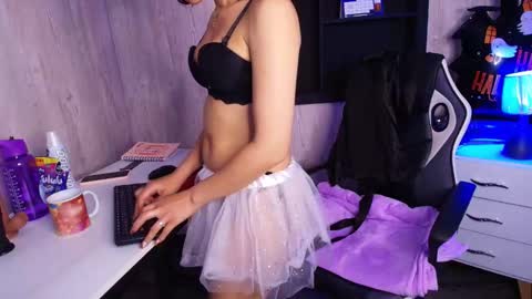 Snapshot of mia_esposito2 chatting on October 19, 5:23 am mia_esposito2 online show from October 19, 5:23 am