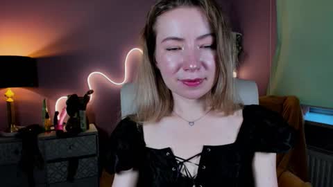 Snapshot of mia_luxx92 chatting on October 19, 2:11 pm Mia online show from October 19, 2:11 pm
