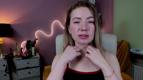Snapshot of mia_luxx92 chatting on October 16, 7:08 am Mia online show from October 16, 7:08 am