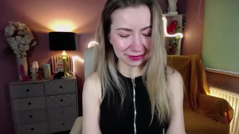 Snapshot of mia_luxx92 chatting on February 9, 7:59 am Mia online show from February 9, 7:59 am