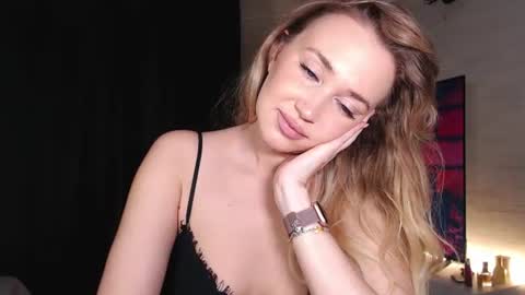 Mia online show from August 7, 2:26 pm