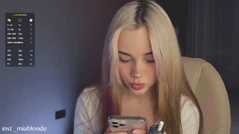 Snapshot of mia_milagros chatting on December 2, 2:02 am mia_milagros online show from December 2, 2:02 am