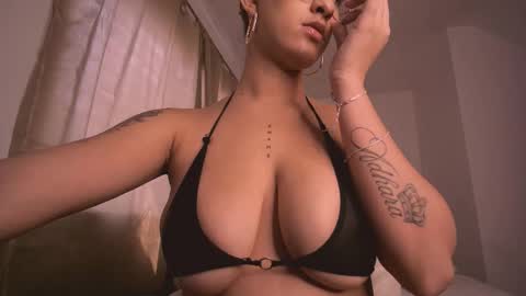 mia independent model online show from December 17, 3:30 pm