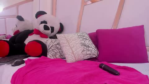 Mia online show from March 24, 9:04 am