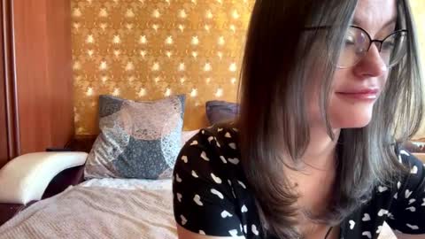 Mia online show from December 1, 3:59 am