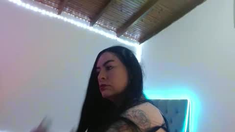 MIA VANTT online show from February 15, 1:10 pm