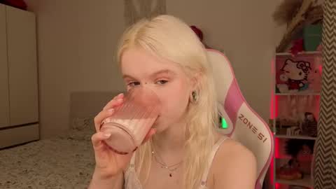 Mia online show from March 17, 3:11 am