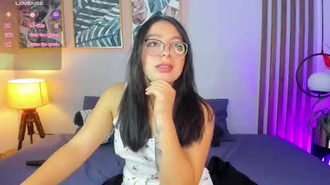 mia_wills_ online show from March 7, 5:46 pm