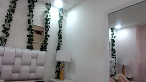 Mia online show from June 2, 11:23 am