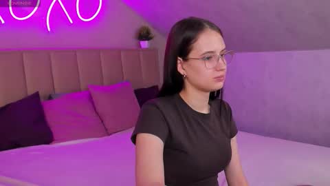 Mia online show from March 9, 9:25 am