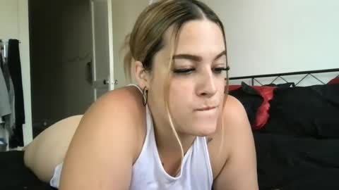 Mia Moji online show from June 12, 1:10 pm