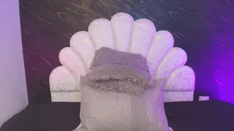 Mia online show from March 24, 12:11 pm