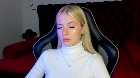 Mia online show from November 12, 6:21 pm