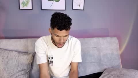 Mia online show from November 22, 7:01 pm