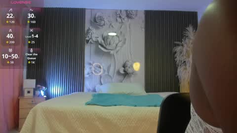 michellepreston_ online show from April 7, 12:07 pm