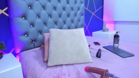 Mia online show from October 10, 6:41 am