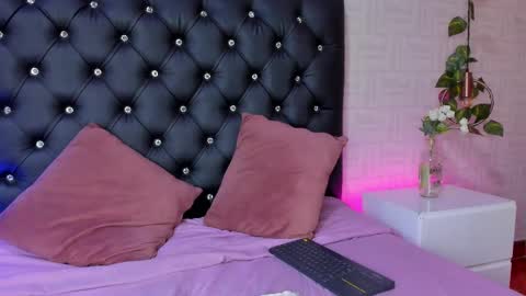 Mia online show from March 6, 3:13 pm