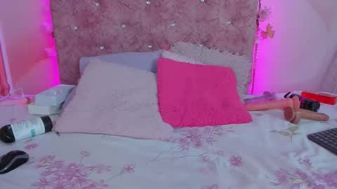 mila_grace_ online show from December 3, 6:52 pm