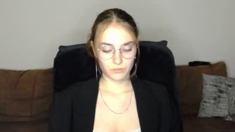 mila_keyy online show from October 19, 9:08 pm