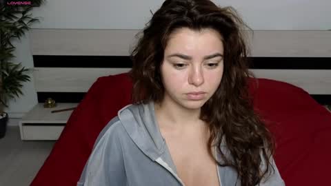 Snapshot of milania_hot_foxy chatting on December 5, 6:59 am Mila online show from December 5, 6:59 am