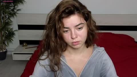 Snapshot of milania_hot_foxy chatting on December 6, 8:21 am Mila online show from December 6, 8:21 am