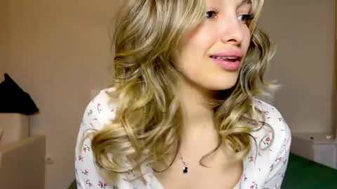 mileyy_cutee online show from May 3, 11:33 pm