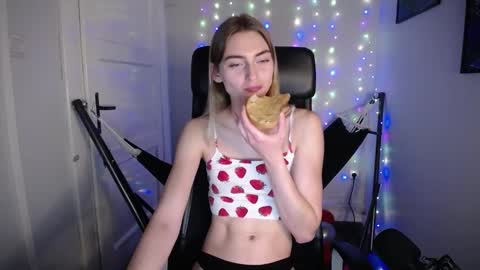 millie_lacroix online show from December 27, 5:05 pm