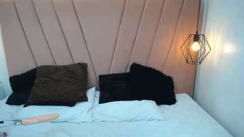 mia online show from November 18, 3:15 pm