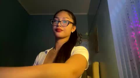 missminervaa online show from April 18, 8:20 pm