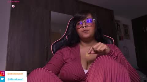 Snapshot of missmoonn chatting on September 26, 1:35 am MissMoon online show from September 26, 1:35 am