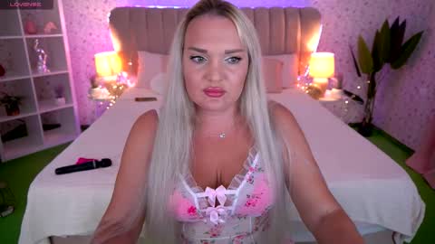 Snapshot of missyymartinezz chatting on September 17, 2:20 pm Amely online show from September 17, 2:20 pm