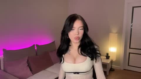 Mia online show from December 4, 8:19 pm