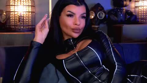 Elenia online show from November 19, 1:32 pm