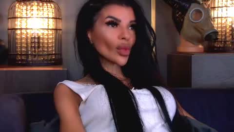 Elenia online show from June 18, 11:15 am