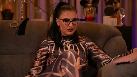 Snapshot of mistresskellykent chatting on October 20, 11:54 pm Mistress Kelly online show from October 20, 11:54 pm