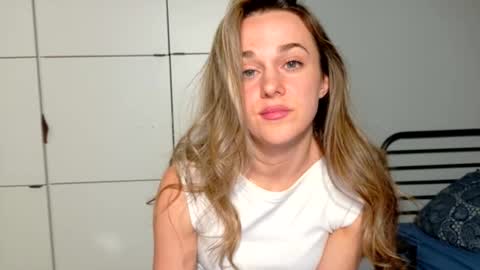 mmminnie online show from April 13, 6:01 pm