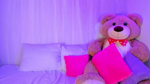 M o L l i E  online show from November 3, 7:59 pm