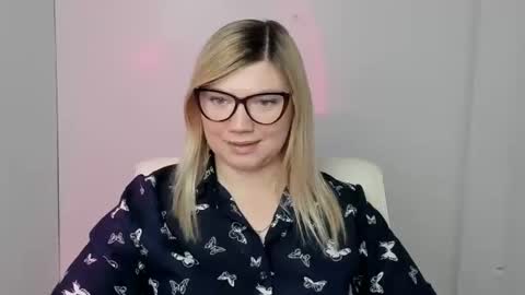 Snapshot of molly_moree chatting on October 8, 6:14 pm Molly online show from October 8, 6:14 pm