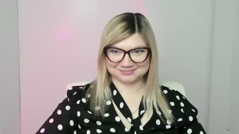 Snapshot of molly_moree chatting on October 18, 12:09 pm Molly online show from October 18, 12:09 pm