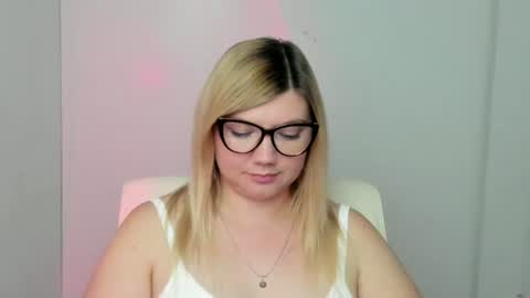Snapshot of molly_moree chatting on September 18, 11:58 am Molly online show from September 18, 11:58 am