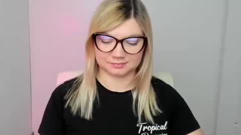 Snapshot of molly_moree chatting on September 26, 11:51 am Molly online show from September 26, 11:51 am