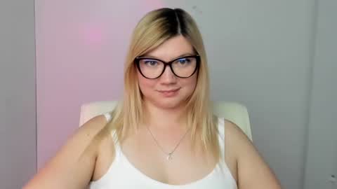 Snapshot of molly_moree chatting on September 19, 12:09 pm Molly online show from September 19, 12:09 pm