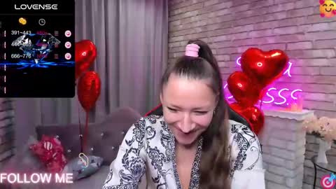 Snapshot of mollynay chatting on February 12, 3:18 am hi im Molly heregreat boobs big heart warm pussy online show from February 12, 3:18 am