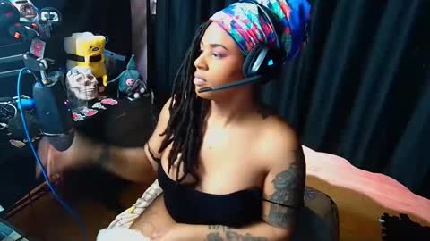 MOMMI SH3DEVIL online show from April 3, 4:36 pm
