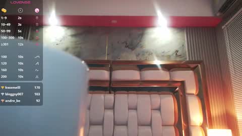 Snapshot of mommyissuess_ chatting on February 20, 2:18 am Daphne  online show from February 20, 2:18 am