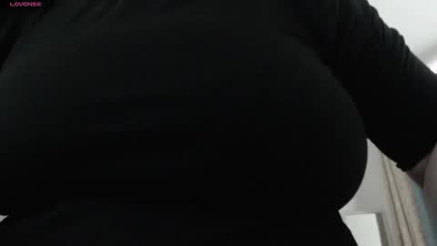 Snapshot of mommyissuess_ chatting on October 15, 7:15 pm Daphne  online show from October 15, 7:15 pm